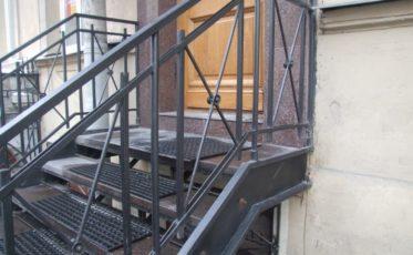 Лестница из металла для парадного входа