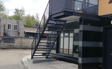 Металлические ограждения и лестницы для многоквартирного дома